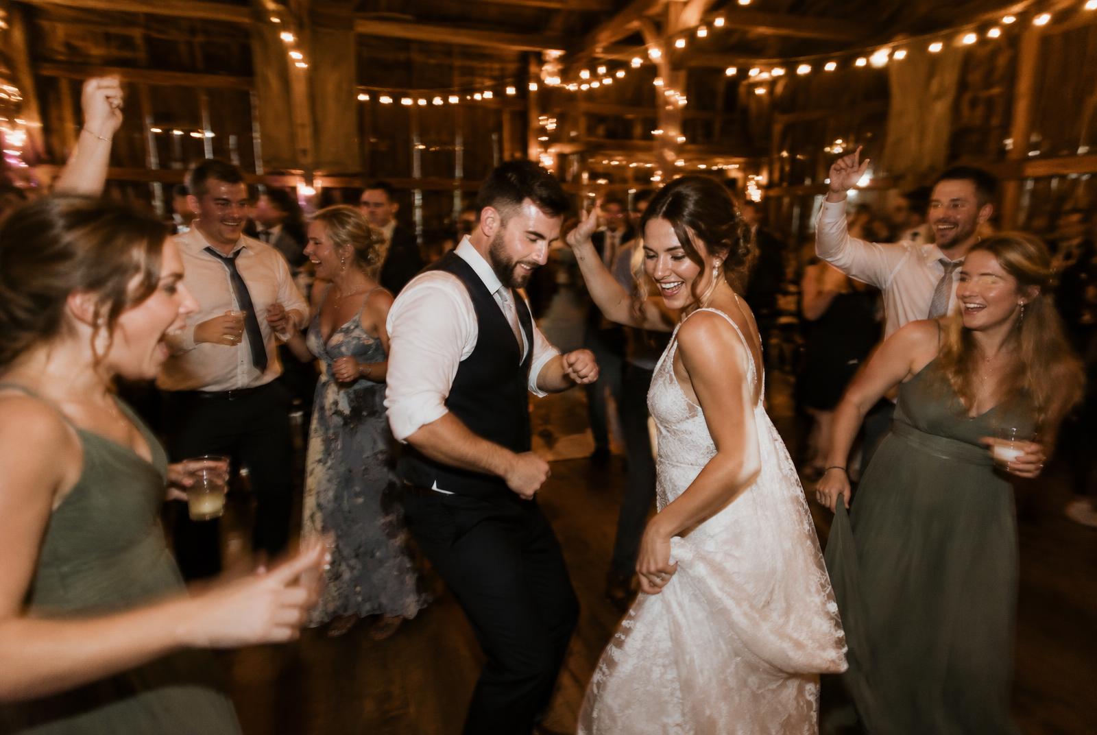 Koppel danst met vrienden op het feest